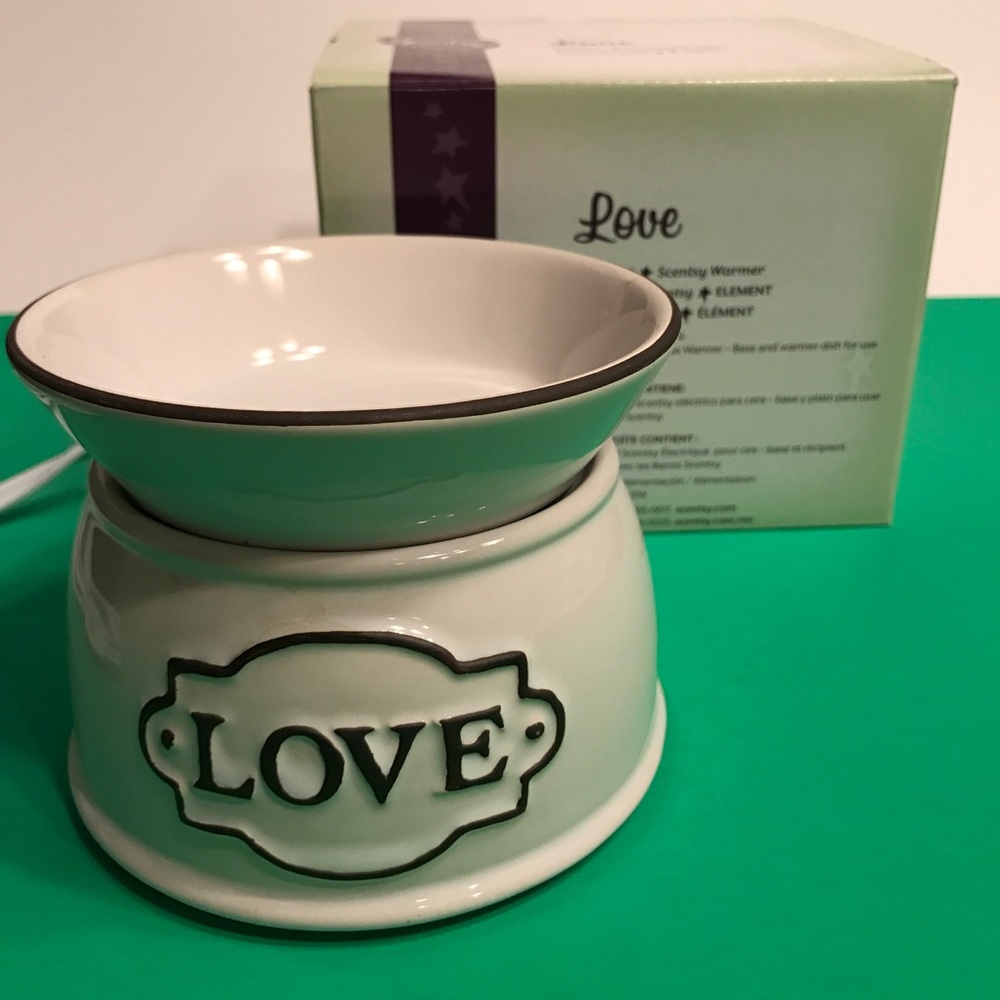 BBIB NEW SCENTSY LOVE element WARMER. New in Box